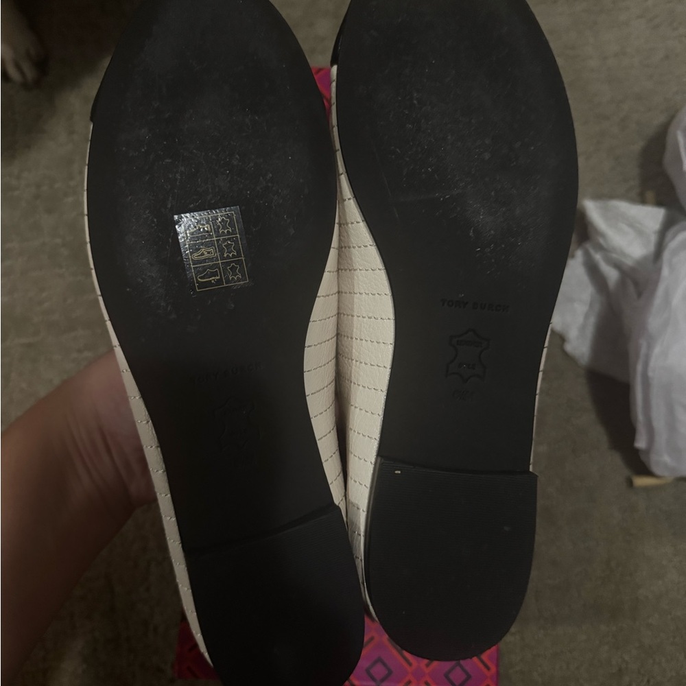 Tory Burch Black and Cream Bow Flats - Picture 4 of 8